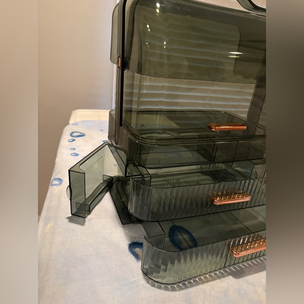 Green Acrylic Makeup Organizer - Picture 2 of 6